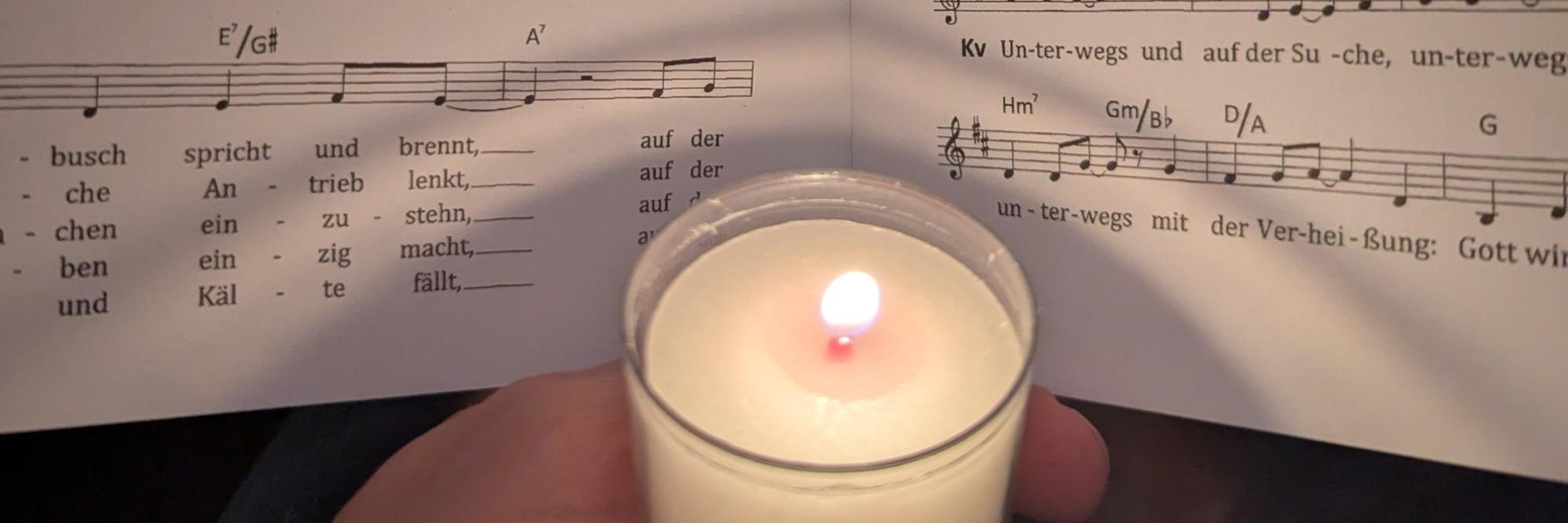 Liedheft mit Kerze