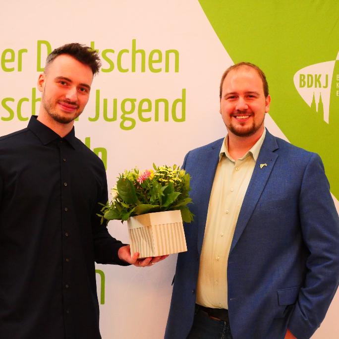 Volker Andres gratuliert Jan Badorrek