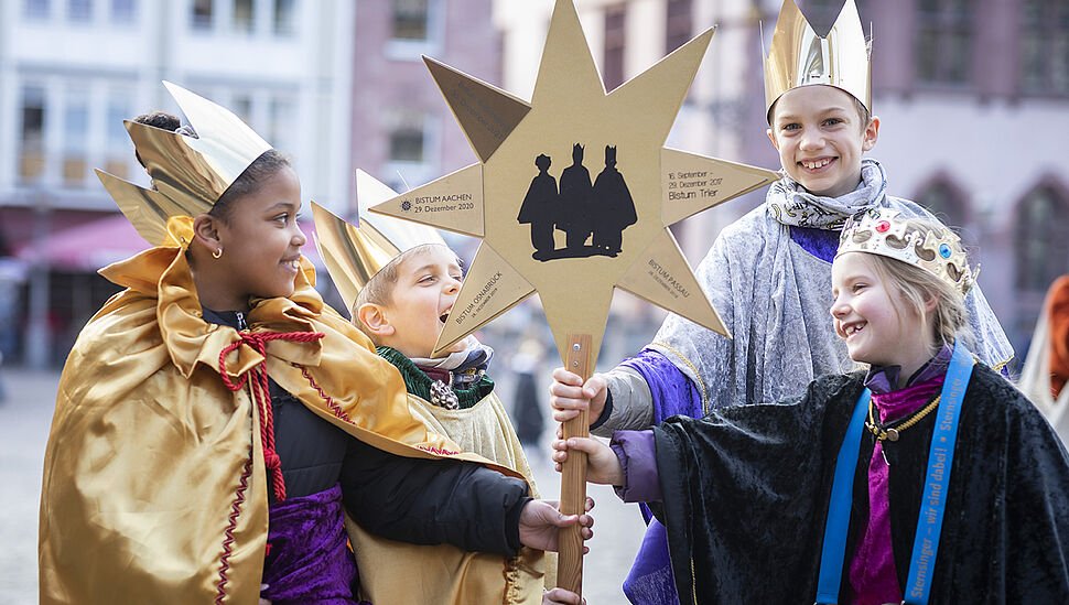 Sternsinger unterwegs (c) sternsinger.de