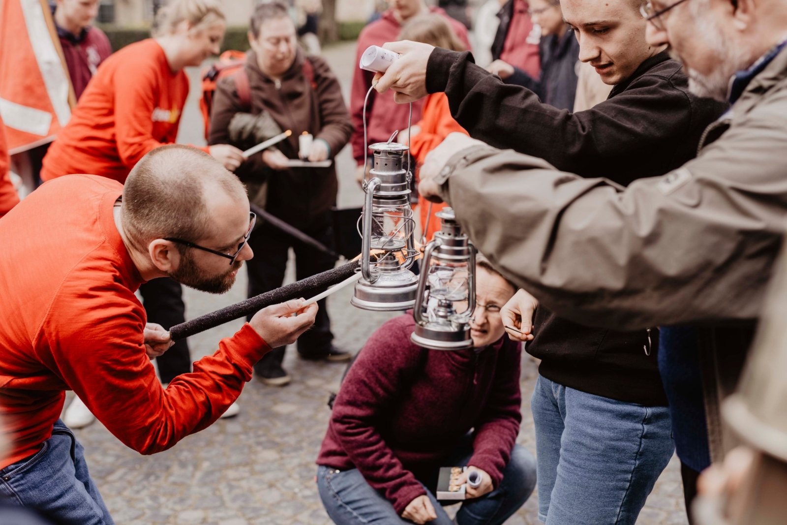 Verteilung des Altenberger Lichts nach der Aussendungsfeier (c) Luis Rüsing | capture-life.de